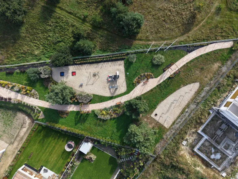 Alejka i plac zabaw w parku Brizo Park z lotu ptaka