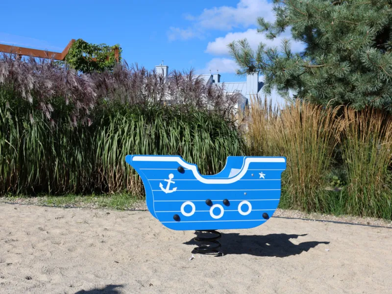 Bujak w kształcie łódki na placu zabaw w Brizo Park