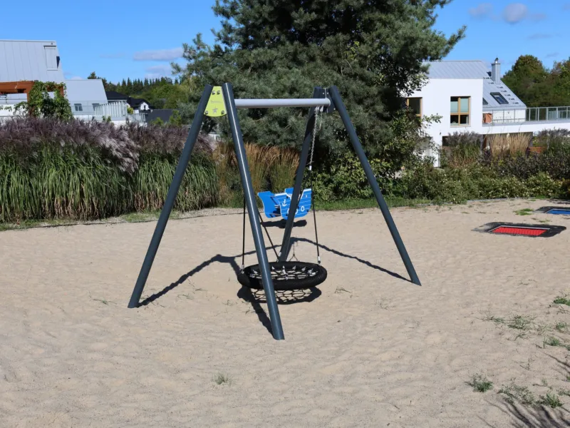 Huśtawka typu bocianie gniazdo na placu zabaw w Brizo Park