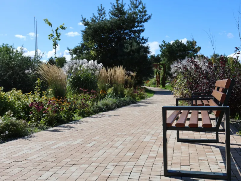 Ławka przy alejce w parku Brizo Park