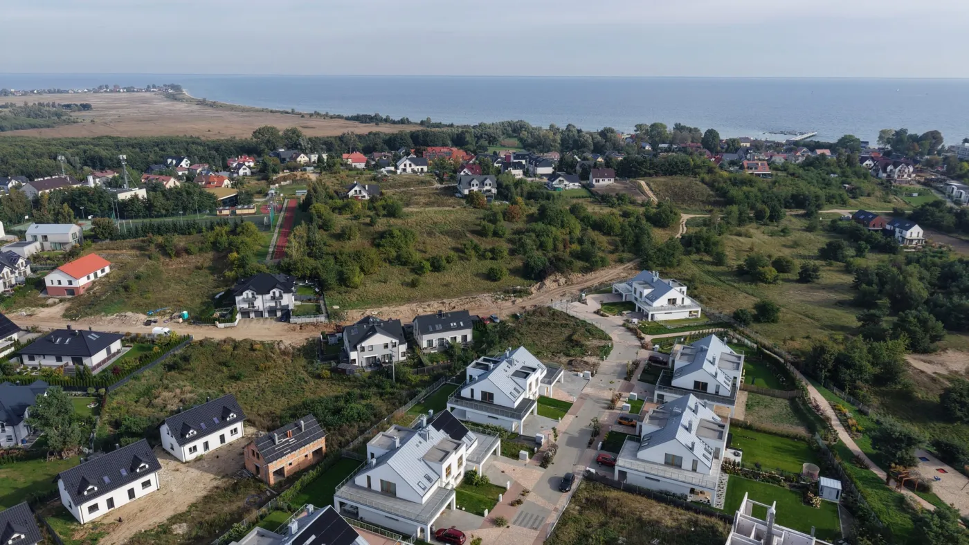 Osiedle Brizo Park w Mechelinkach z drona, w tle Zatoka Pucka
