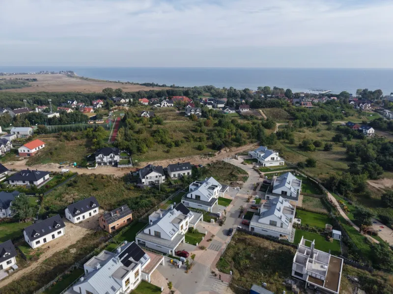 Osiedle Brizo Park w Mechelinkach z drona, w tle Zatoka Pucka
