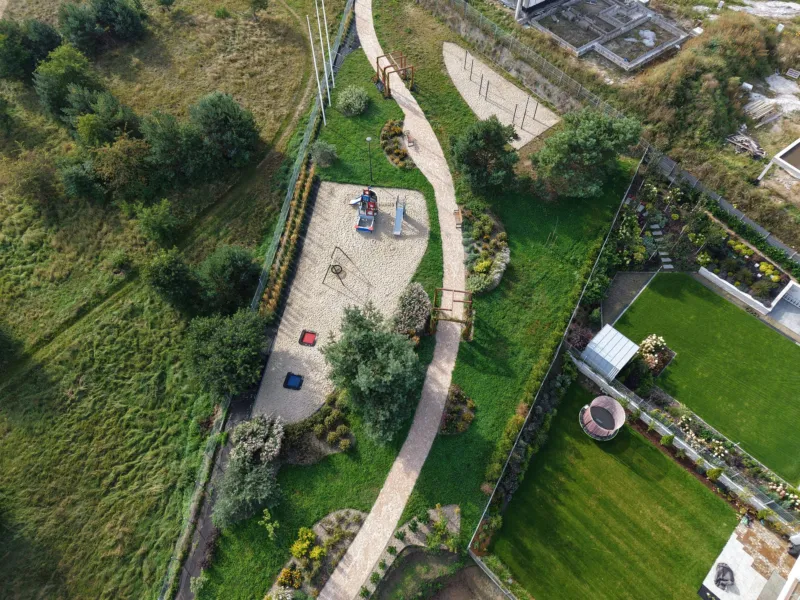 Park osiedlowy Brizo Park z placem zabaw, widok z drona