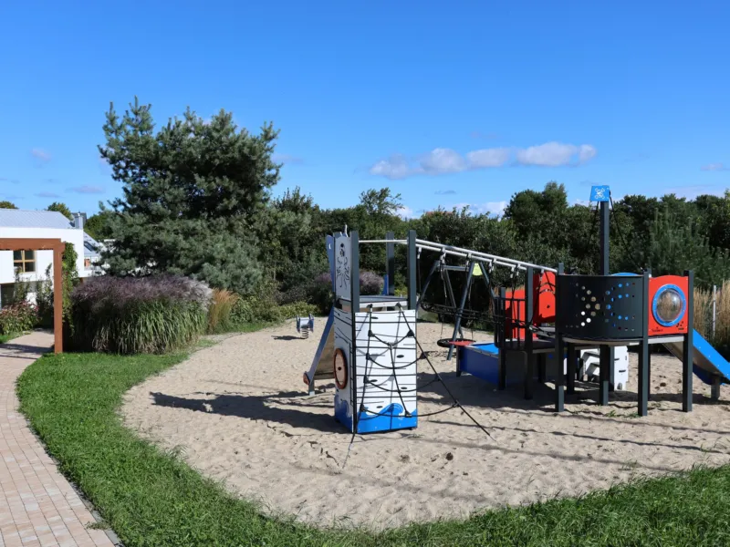 Plac zabaw i alejka w parku osiedlowym Brizo Park