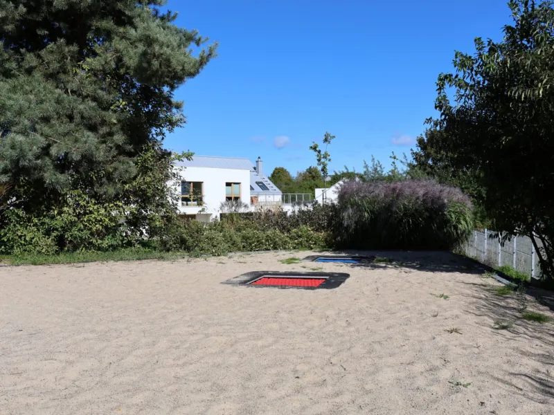 Plac zabaw w otoczeniu sosen w Brizo Park