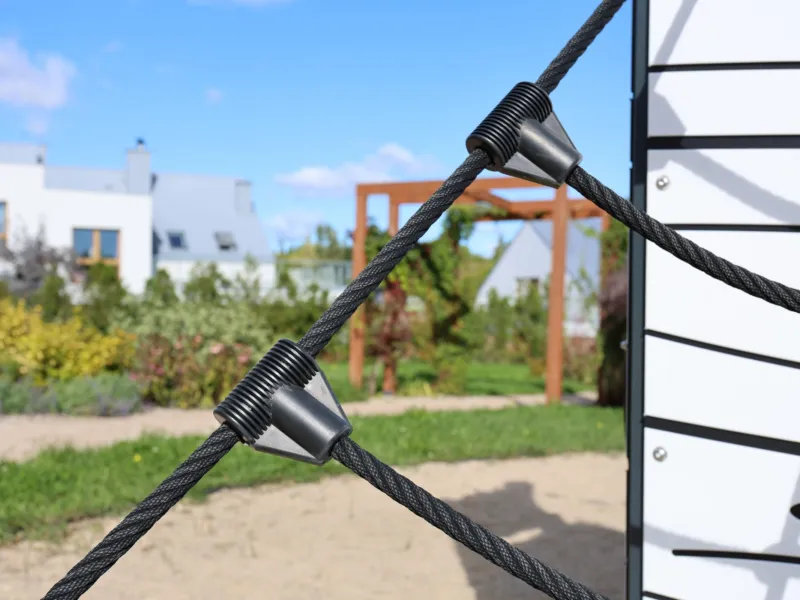 Siatka wspinaczkowa na placu zabaw w Brizo Park