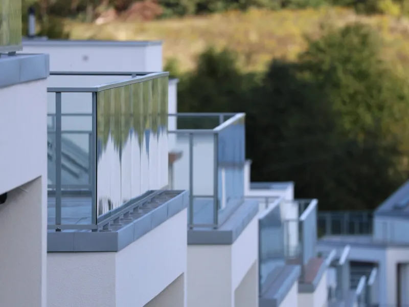 Szklane balustrady tarasów, detal elewacji domów Brizo Park