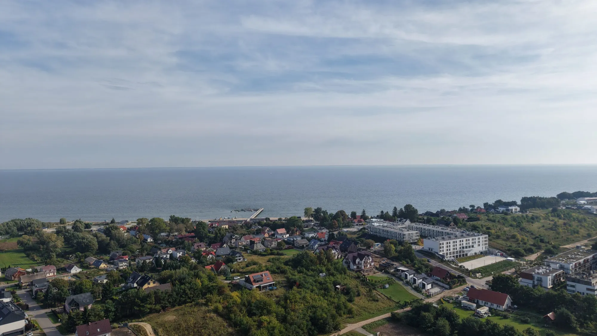 Zatoka Pucka i molo w Mechelinkach, widok z drona znad Brizo Park